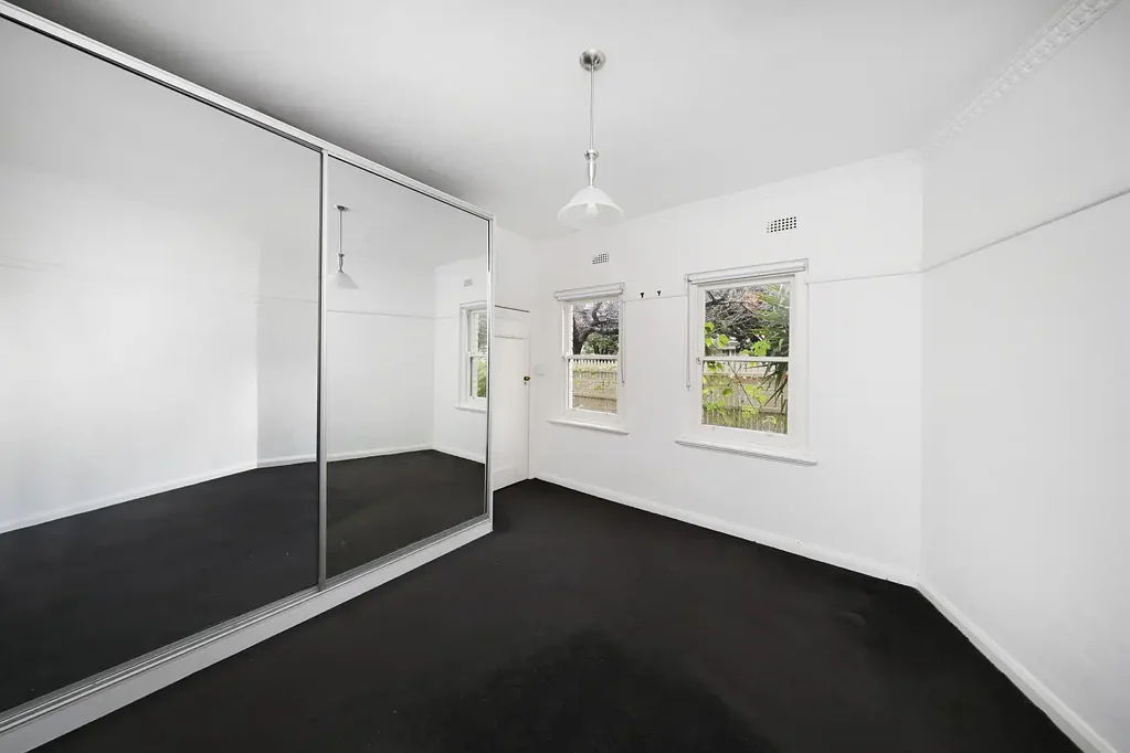Art Deco Charm in Middle Park – Secure 2 Bed Apartment