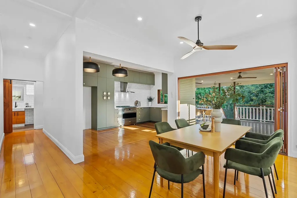 Annerley 3房 宽敞607m2地块 主卧带套间 翻新厨卫 开放式布局 巨大后露台 双联车库 太阳能电池板 近公共交通 学校众多 The Perfect Entertainers Queenslander!
