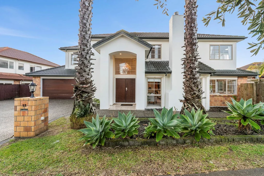 Flat Bush 5 Bedroom Stunning Ex-Fletcher Home in Botany College Zone!