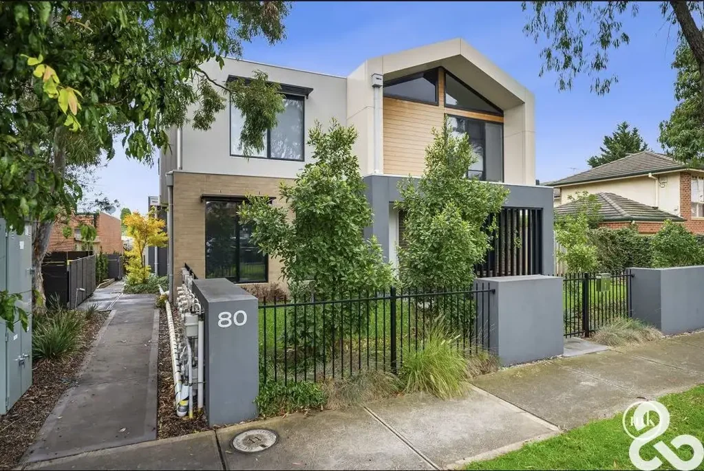 Convenient Thornbury Living in a Boutique Complex