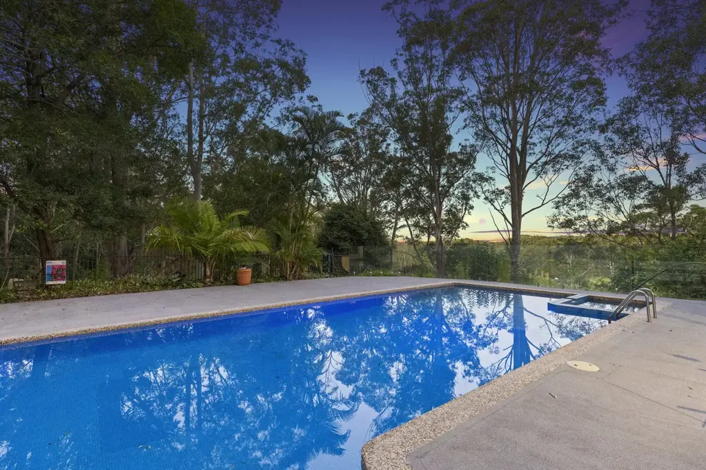 Glenning Valley 6Phòng ngủ A Hidden Acreage Offering with Unmatched Presence