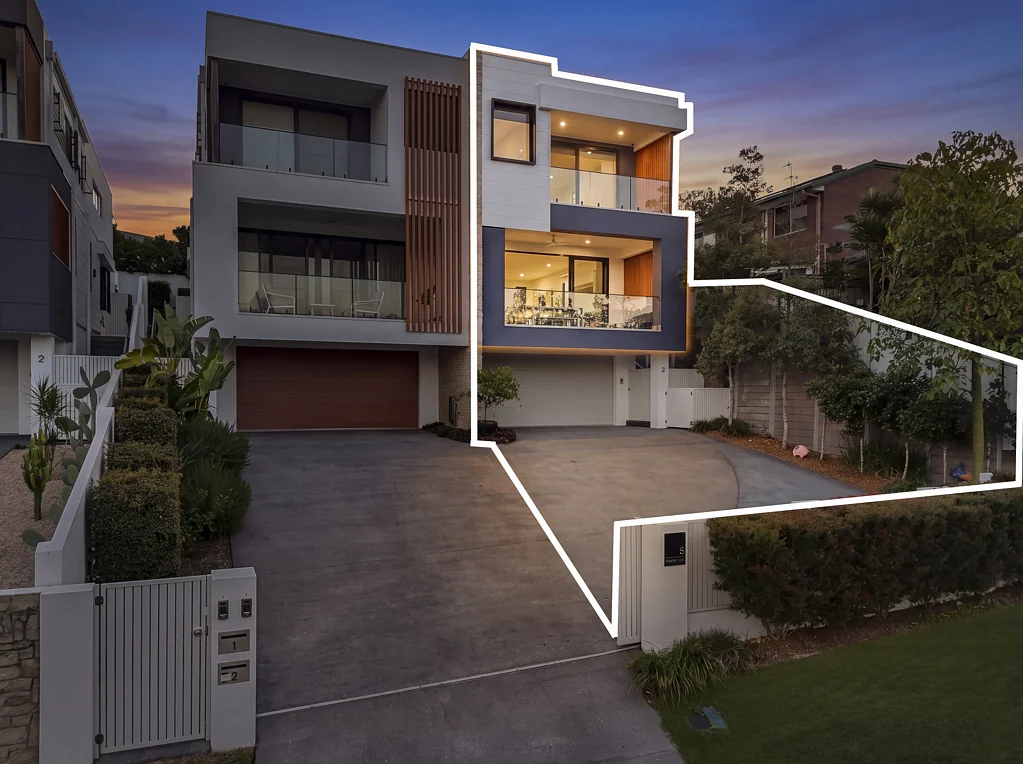 Biggera Waters 4 Bedroom House-Sized Luxury Moments from the Broadwater | NO BODY CORPORATE