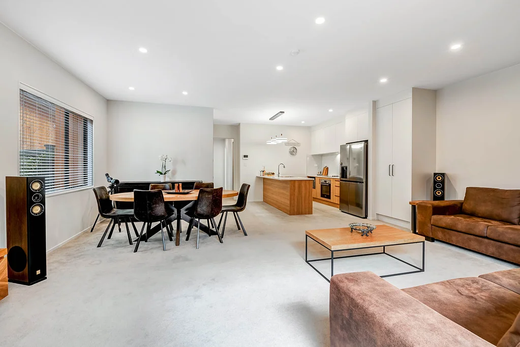 Silverdale 3房  Freehold with extra large garage