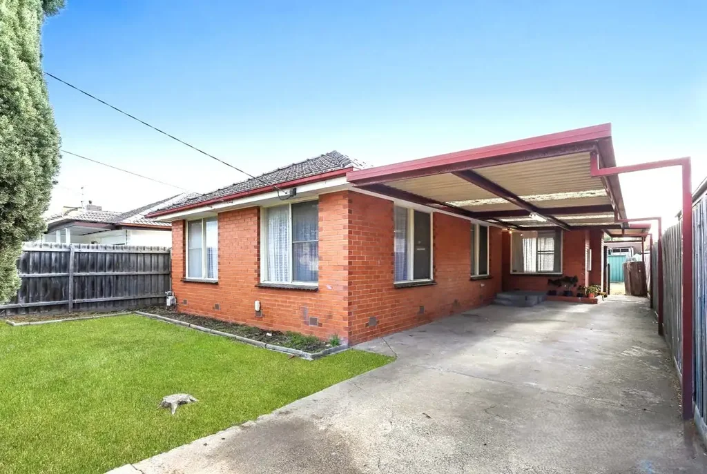 Fully Renovated Family Home in a Prime Deer Park Location!