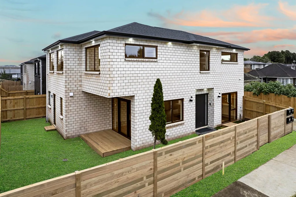 Manurewa 4房  Brick & Beautiful - Standalone Road Frontage Home