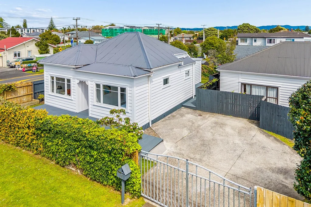 Avondale 3房 已腾空即刻入住| 阳光转角地块,全新厨房全新地毯 ,Avondale火车站旁, Charming Character Bungalow