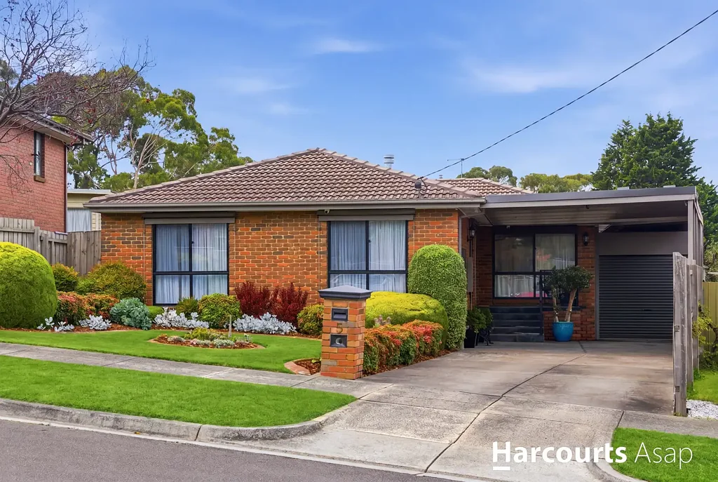 Dandenong North 3房 三卧宽敞地毯卧室 时尚现代浴室 主卧独立套间 欧洲顶级电器 燃气灶烤箱 光滑石材台面 宽敞遮盖甲板 低维护花园 便捷交通出行 If homes could talk, this one would say “come in, get comfortable, and stay a while.”