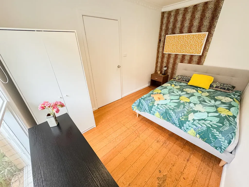 PREMIERE LOCATION RARE FIVE BEDROOM HOUSE - FULLY FURNISHED