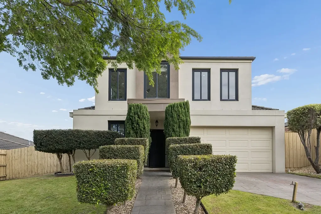 Lynbrook 3房 大后院。大露台。尽享家庭生活。 Big Backyard. Big Deck. Big on Family Living.