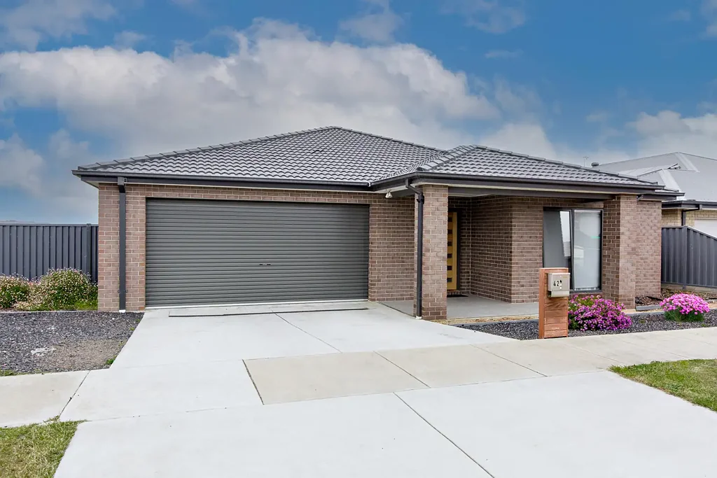 SPACIOUS FAMILY LIVING IN SOUGHT AFTER LOCATION