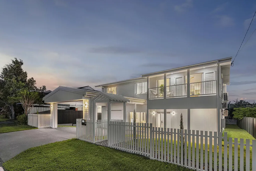 Chermside 5房 壮丽翻新宅邸 711㎡大地 5卧3浴 现代生活艺术 游泳池&娱乐区 Luxury, Space & Multigenerational Living in Chermside's Premier Pocket!