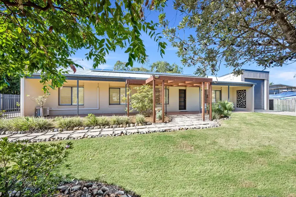 Wooli 3chambre Beautifully Reimagined Coastal Home with Dual Side Access & Boat Shed - Just Moments to Beach and River