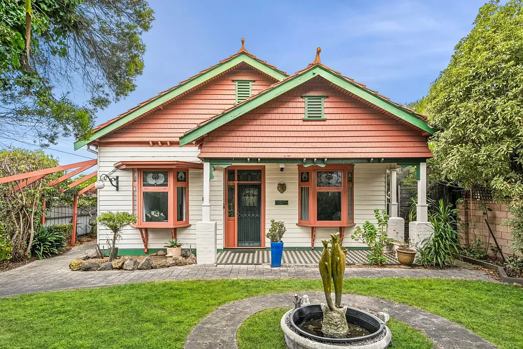 Geelong 4 Bedroom Timeless Elegance in a Coveted Waterfront Precinct