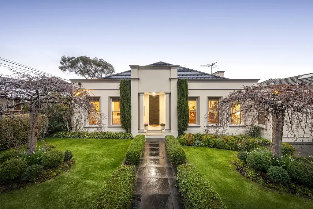 Blackburn 4ਬੈੱਡਰੂਮ Family elegance meets split-level sophistication