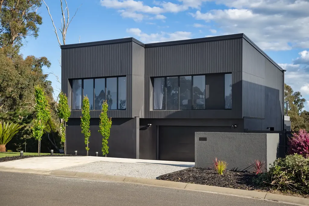 Creswick 3ਬੈੱਡਰੂਮ Stylish Double-Storey Home with Golf Course Views