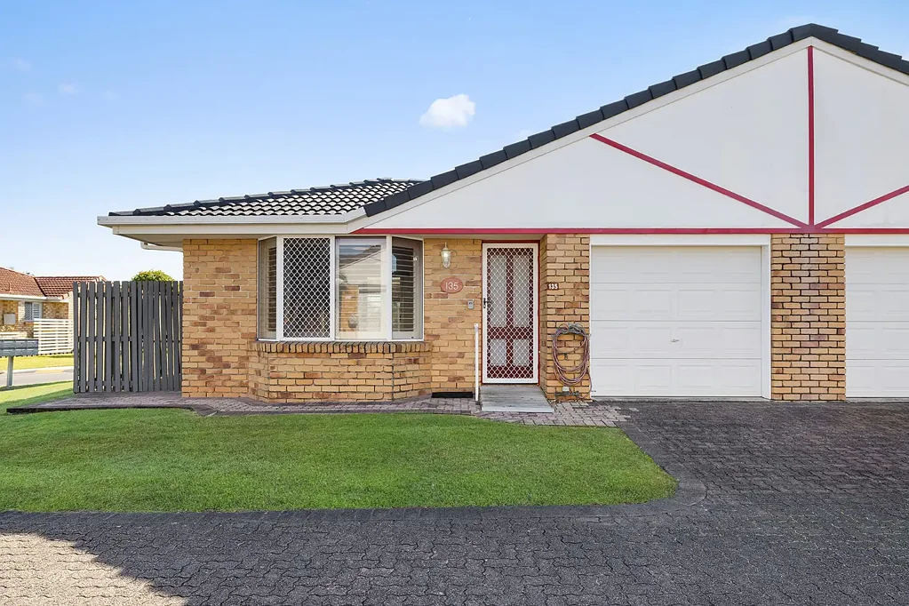 Maroochydore 2Zimmer Don't Miss This Rare Corner Unit Opportunity.