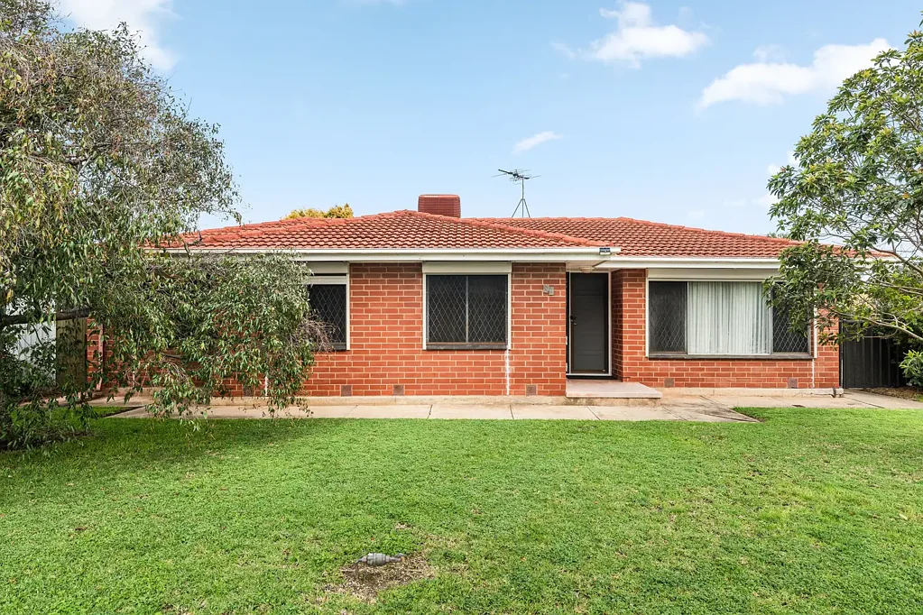 Henley Beach 3房  Prime Corner Development Opportunity in Prestigious Henley Beach