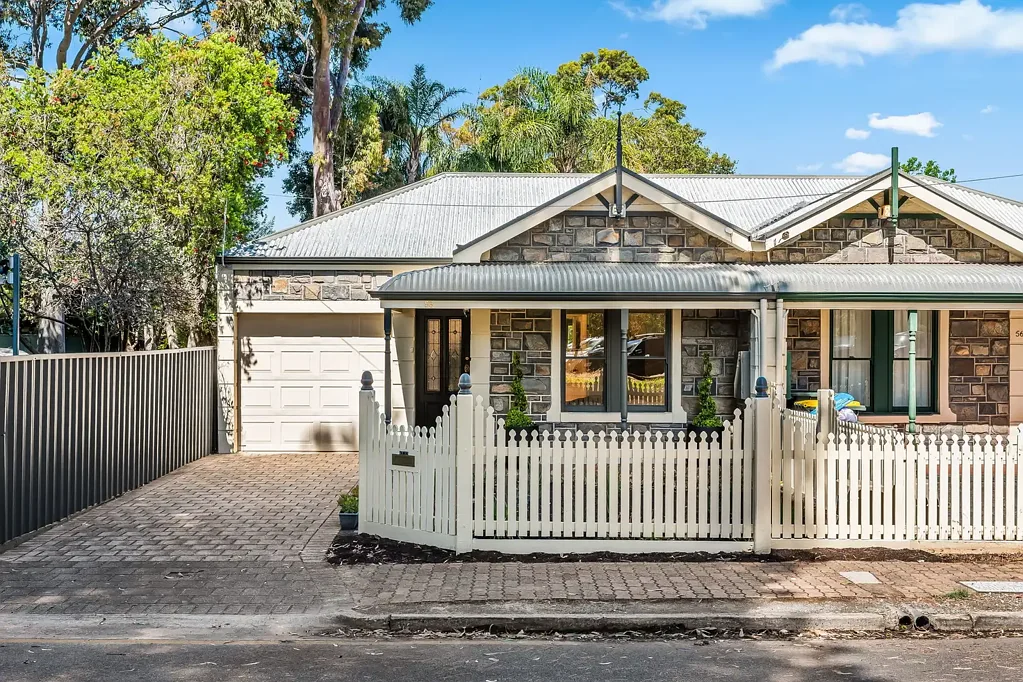 Walkerville 3房  Perfectly positioned in one of Walkerville's most sought-after locations, this well-presented home offers easy living and everyday convenience.