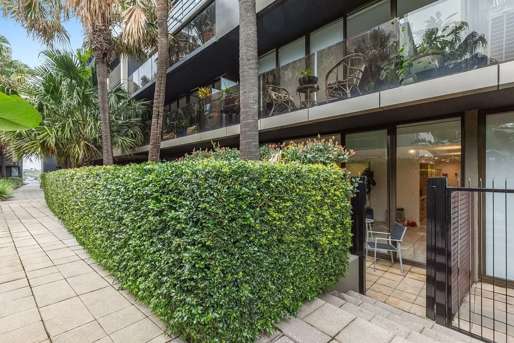 Port Melbourne 1房 朝北底层生活，可直达便利设施 North-Facing Ground Floor Living with Direct Amenities Access