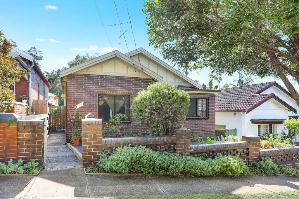 Randwick 4ห้องนอน Charming Freestanding Home in a Leafy Cul-de-Sac, Held by same family for 43 years.