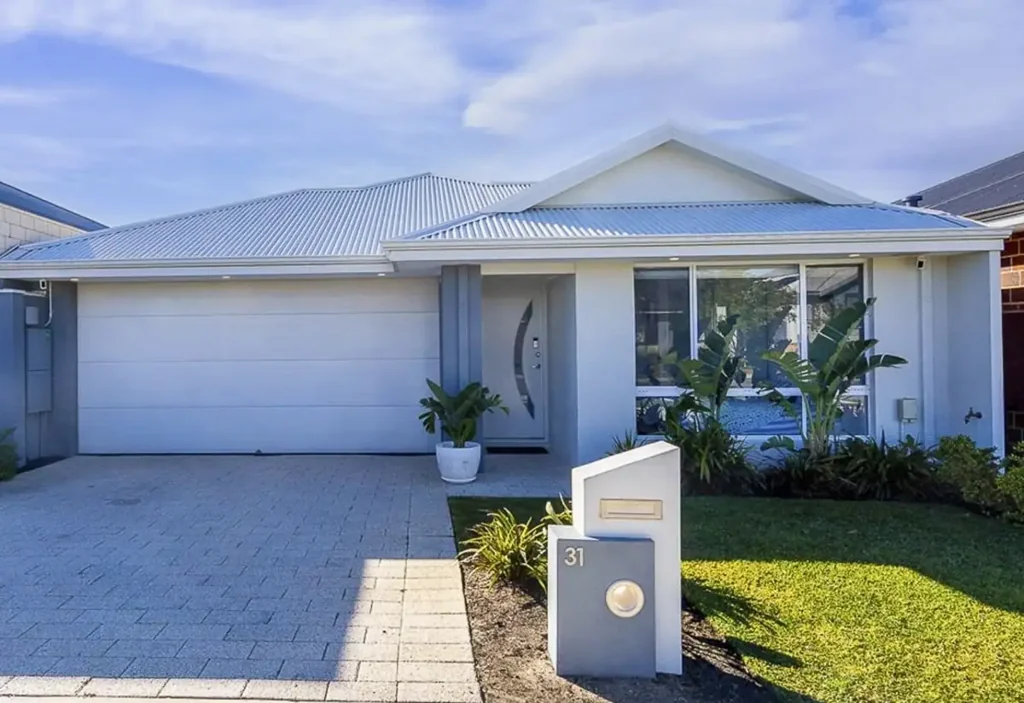 Clarkson 4Kwarto Stunning Modern 4-Bedroom Home with Unique Rear Yard