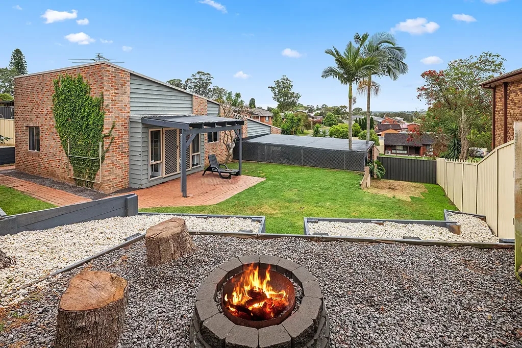Raymond Terrace 3 Slaapkamer ELEVATED SPLIT-LEVEL LIVING WITH VIEWS, STYLE & SPACE TO ENTERTAIN!