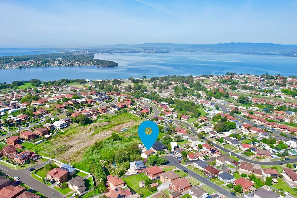 Warrawong 3कमरा Spacious Home on Expansive 1,357m² Block