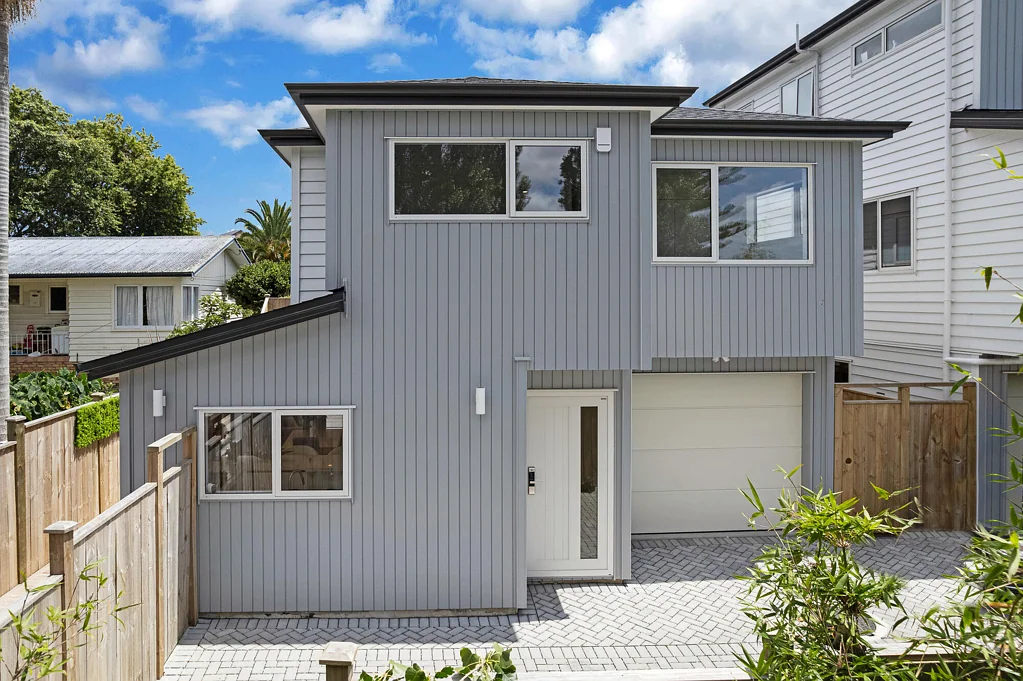 Pakuranga 5 Bedroom TWO LIVING ROOMS! WALKING DISTANCE TO ST KENTS