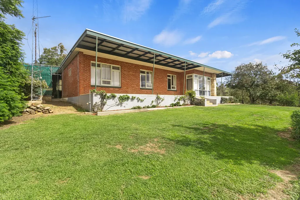 Clare 4chambre Timeless Charm with Elevated Views on 1.99ha