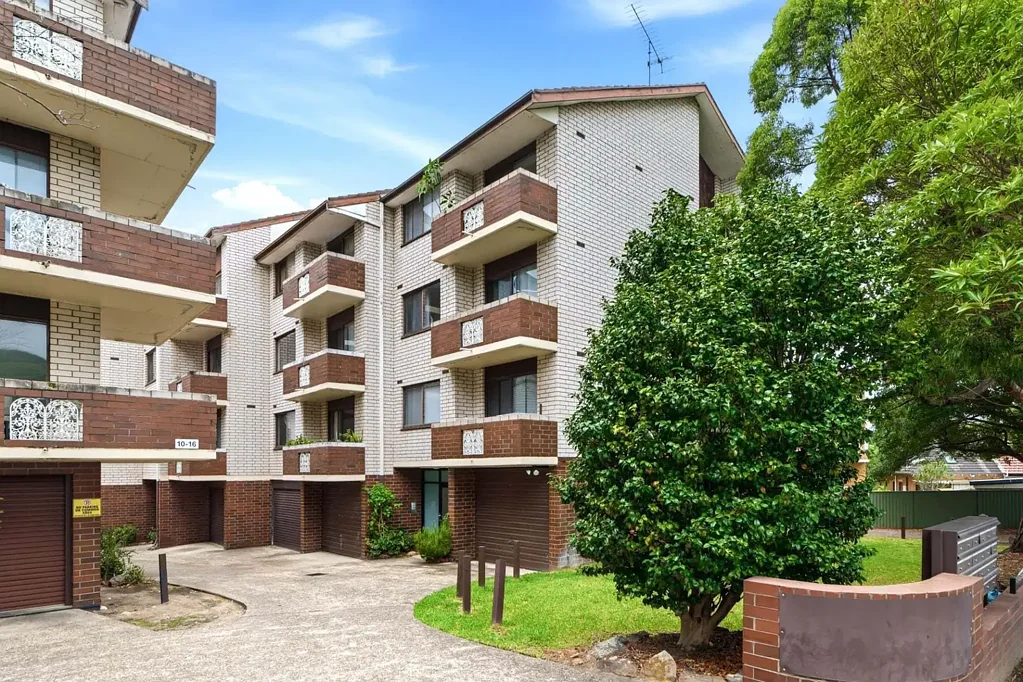 Rockdale 2房 宽敞公寓，带三个阳台，位于便利的 Rockdale Spacious Apartment with Three Balconies in a Convenient Rockdale Location