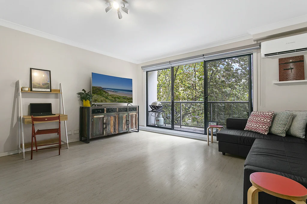 CONTEMPORARY APARTMENT + BALCONY + AIR CON + LOCATION