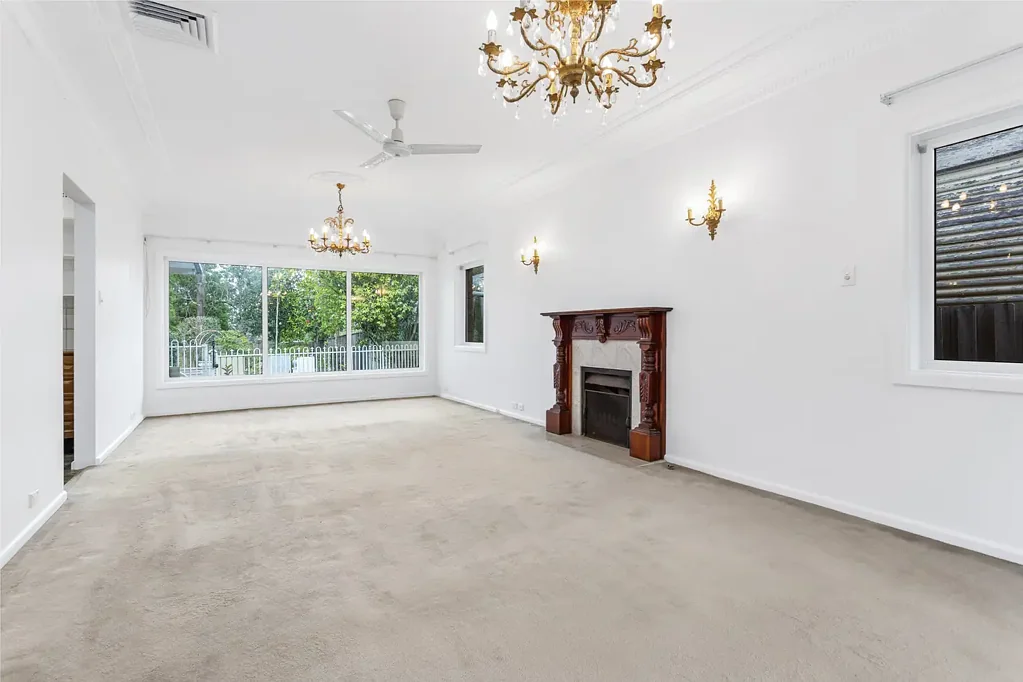 West Pennant Hills 3房 宽敞起居用餐 壁炉暖冬夜 现代厨电齐全 主卧带套间 全新浴室 日光室泳池 双车位车库 步行生活圈 CLASSIC FULL BRICK