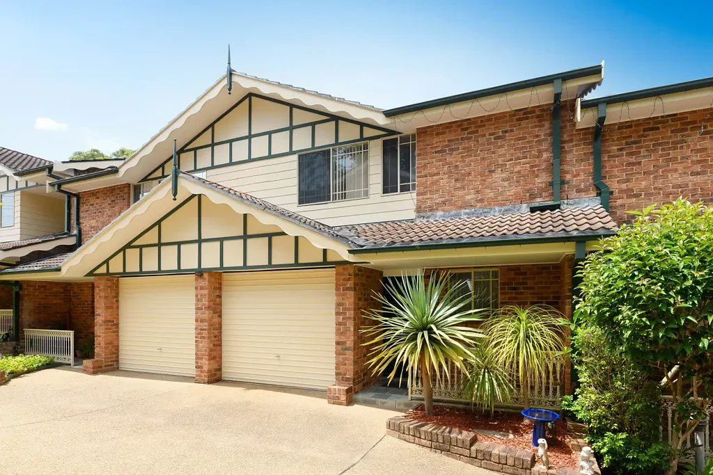 Jannali 2房 Jannali黄金地段 联排别墅 两房宽敞 明亮通风 开放式布局 精心翻新浴室 豪华装修 步入式衣帽间 私人庭院 阳光充足 步行生活圈 Stylish townhouse with leafy outlook and private courtyard.