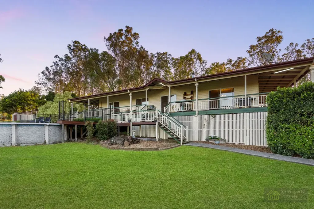Tamborine 7Kwarto Acreage Paradise for Multigenerational Living – Riverfront • Multiple Homes • Horse Facilities • 25.15 Acres