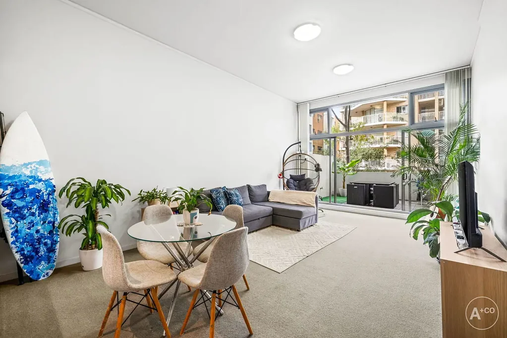 Maroubra 1房 105平米宽敞空间 朝北书房设计 双阳台自然采光 现代厨房设施 主卧带庭院 独享泳池健身房 地下车位 Extra-Large One-Bedroom Plus Study with Dual Balconies & Resort-Style Living at Pacific Square
