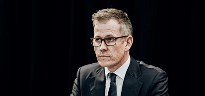 政府干预央行决策？前行长意外离职前，财长密会高层，现任行长含糊其辞