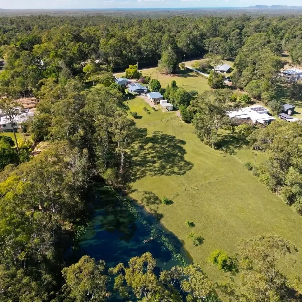 Lake Macdonald 4房  Picturesque Acreage with Dam & Cottages