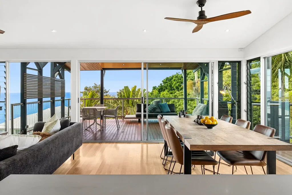 Coolum Beach 3房  Elevated Architectural Living with Ocean Views