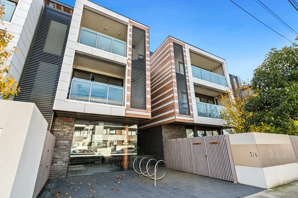 Carnegie 2 Bedroom Luxury apartment in great location!