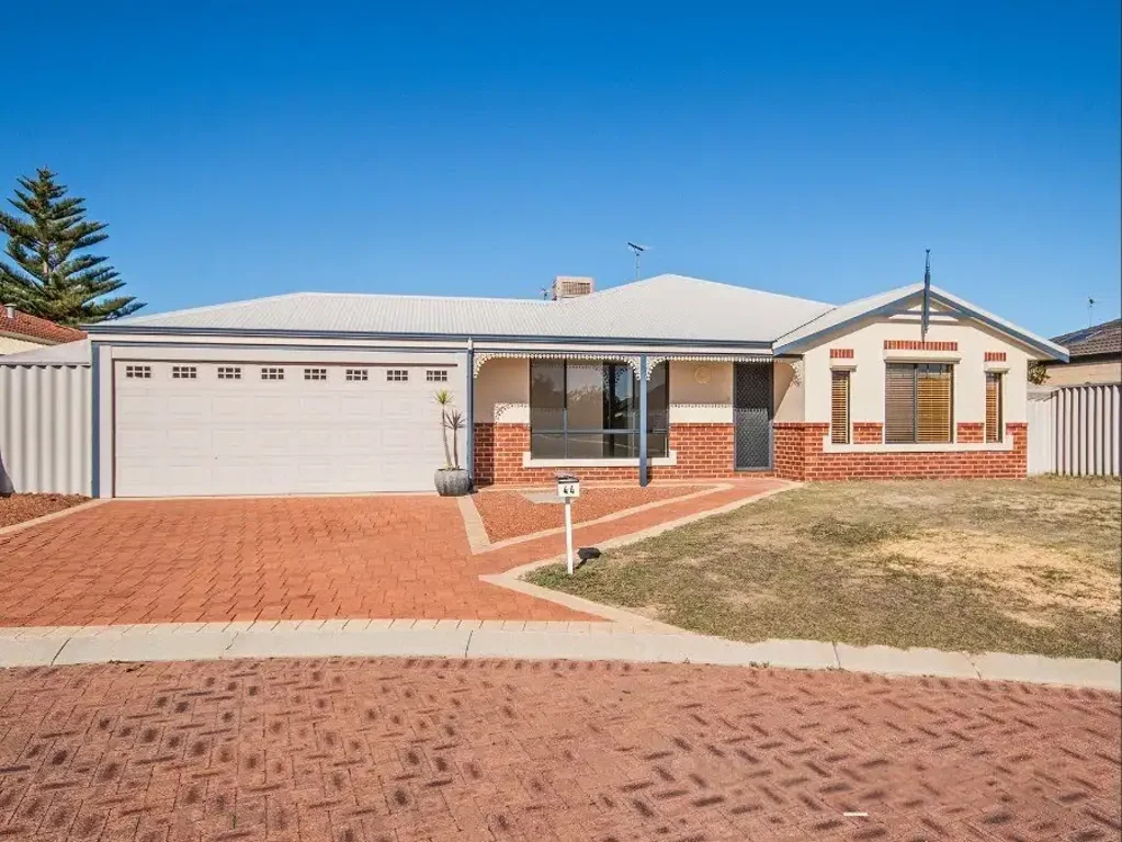 Port Kennedy 4房  Stylish 4x2 Family Home with Pool, Shed & Multiple Living Spaces