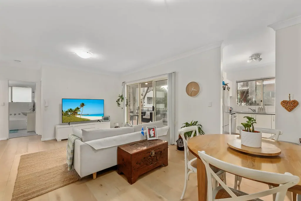 Cronulla 2 Bedroom Convenient Living with Lift Access!