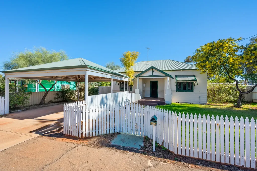 NEAT & TIDY 3x2 HOME WITH STUDIO