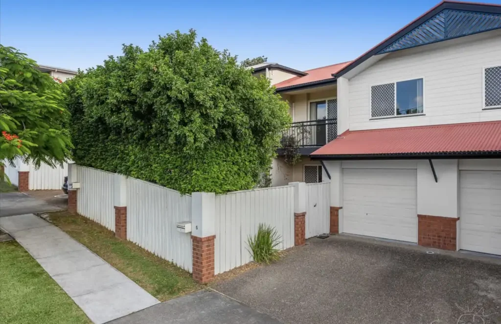 Spacious Townhouse - private and low-maintenance