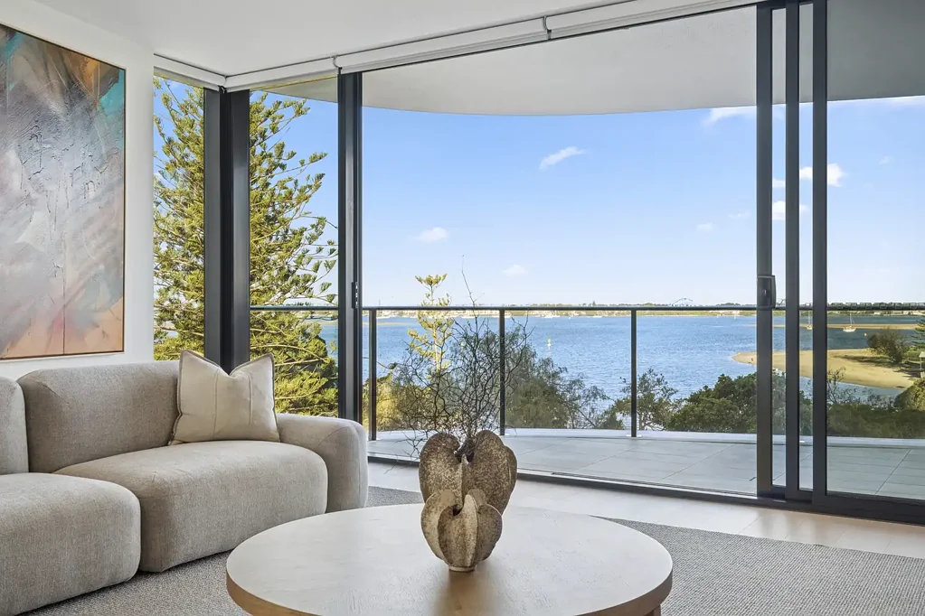 Labrador 3房  Prestigious North-East Aspect Showcasing Permanent Broadwater Views