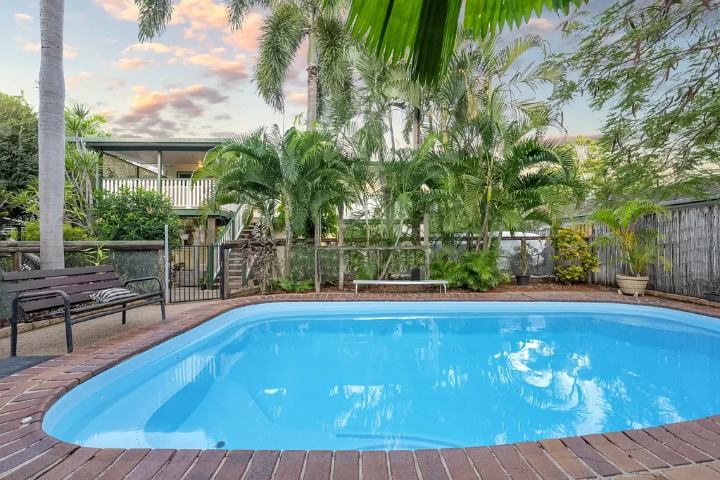 Mount Louisa 5ਬੈੱਡਰੂਮ Two Driveways, Caravan, Boat? Pool for the kids & huge park opposite this family home!