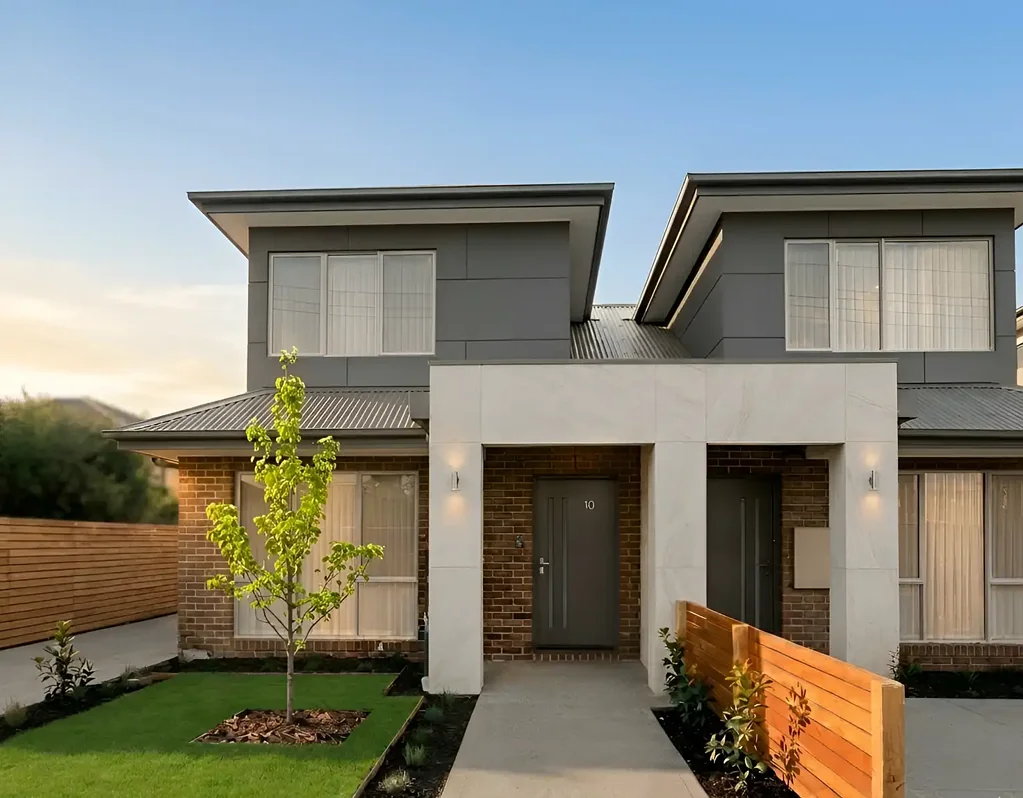 Tullamarine 2房 低维护现代联排 三卧带柜 开放式厨餐 全屋冷暖 私密庭院 近学商公交通行 Modern, Spacious & Effortlessly Convenient