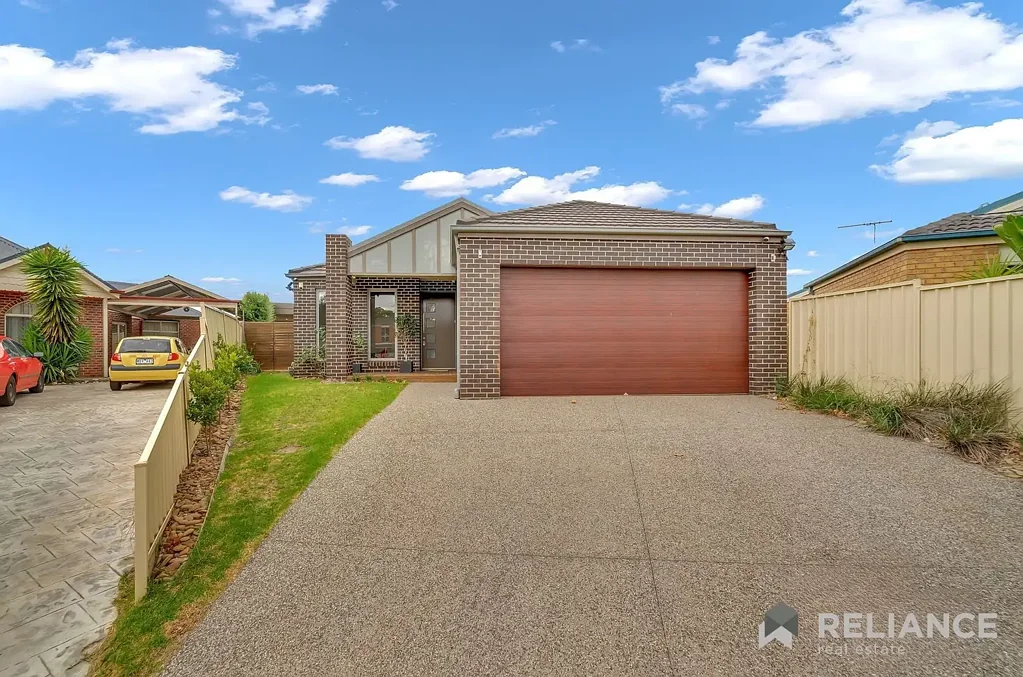 Melton 4房 630sqm宽敞地块 四卧双卫 阁楼车库 开放式厨餐 宽敞户外 pergola 紧邻学校商圈 高端设施齐全 中心静谧社区 Dream Family Home in Melton's Prestigious Darlingsford Estate