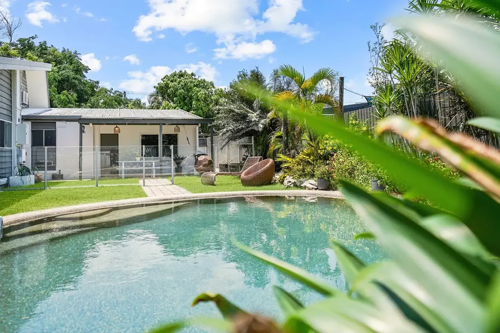 Holloways Beach 4房  SPACIOUS FAMILY LIVING WITH HIGH CEILINGS, POOL & PRIVATE MASTER RETREAT