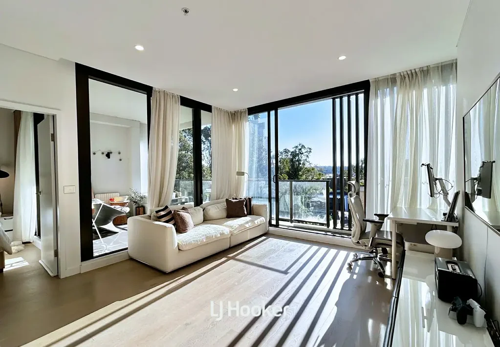 Sunny and Spacious - Walk to Shops and Metro