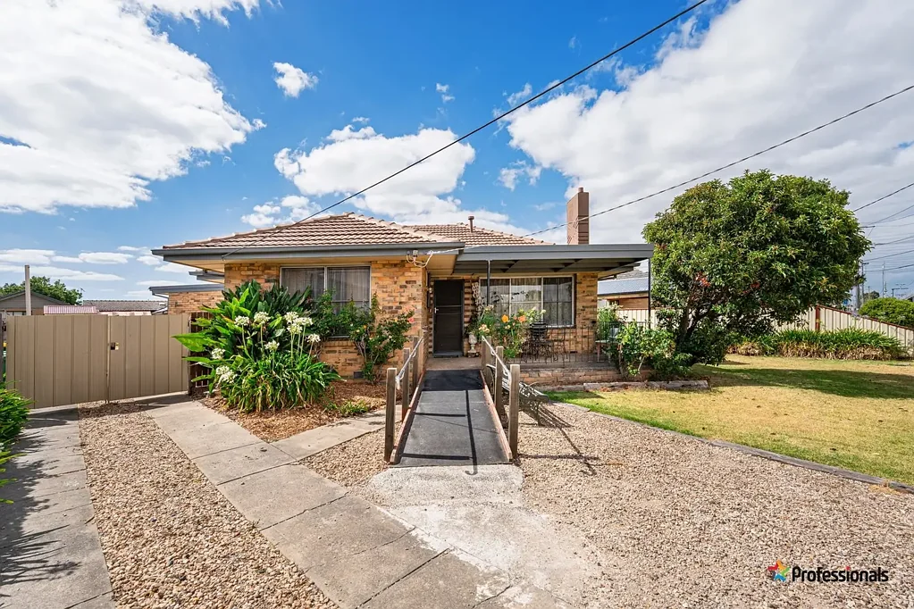 Broadmeadows 4房 宽敞临街面 875平米地块 便利交通枢纽 靠近火车站购物中心 规划灵活易改造 Move in now, Renovate or Re-develop